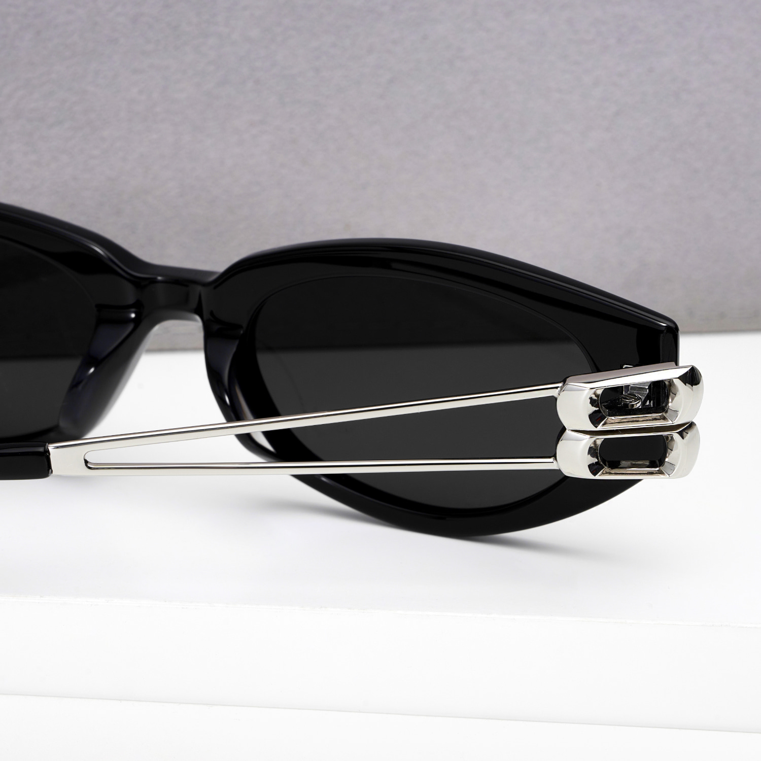 Kính Gentle Monster Kunst 01 Sophisticated Cat-eye Sunglasses in Black 3