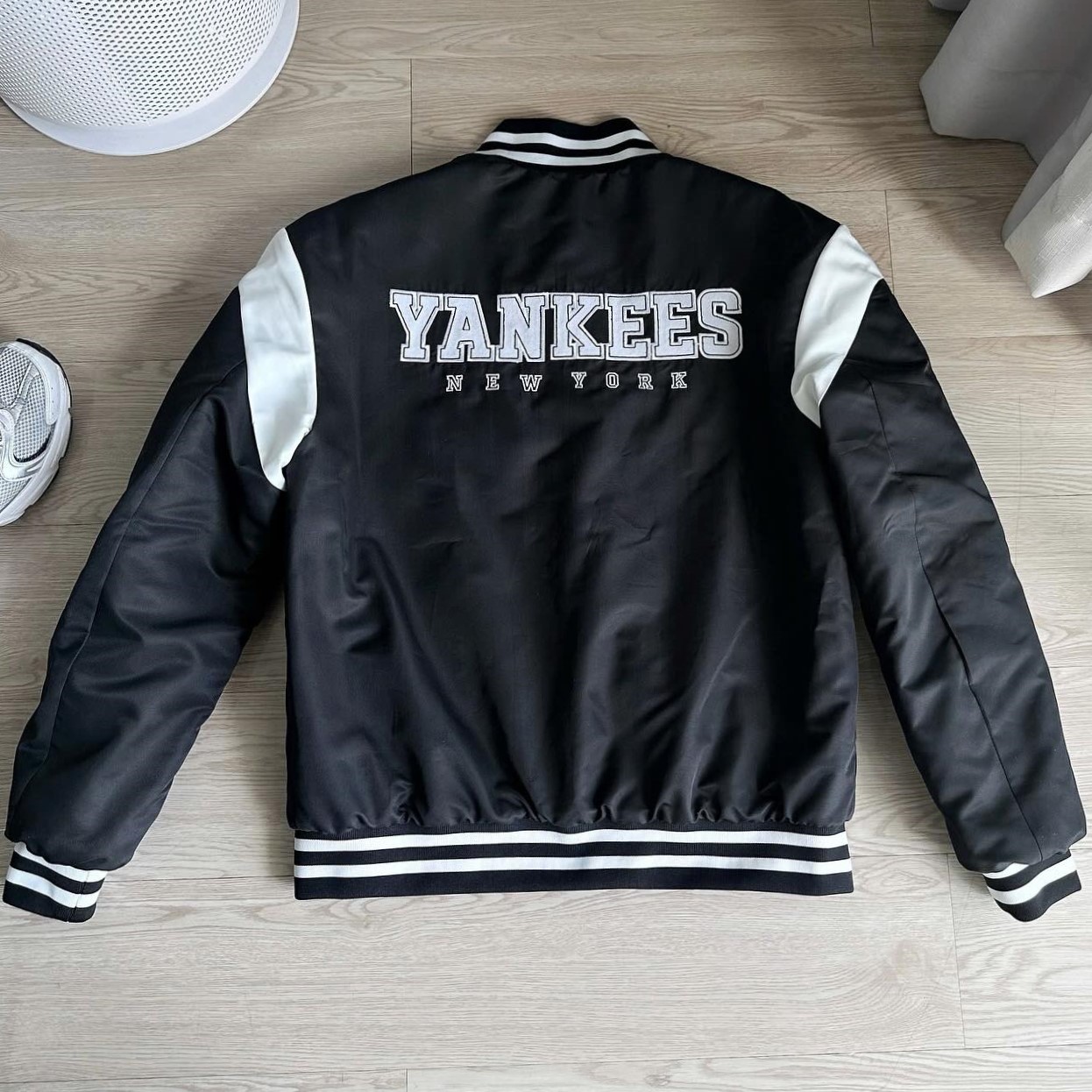 Áo Khoác Bomber New Era Yankees Varsity Jacket Black 3