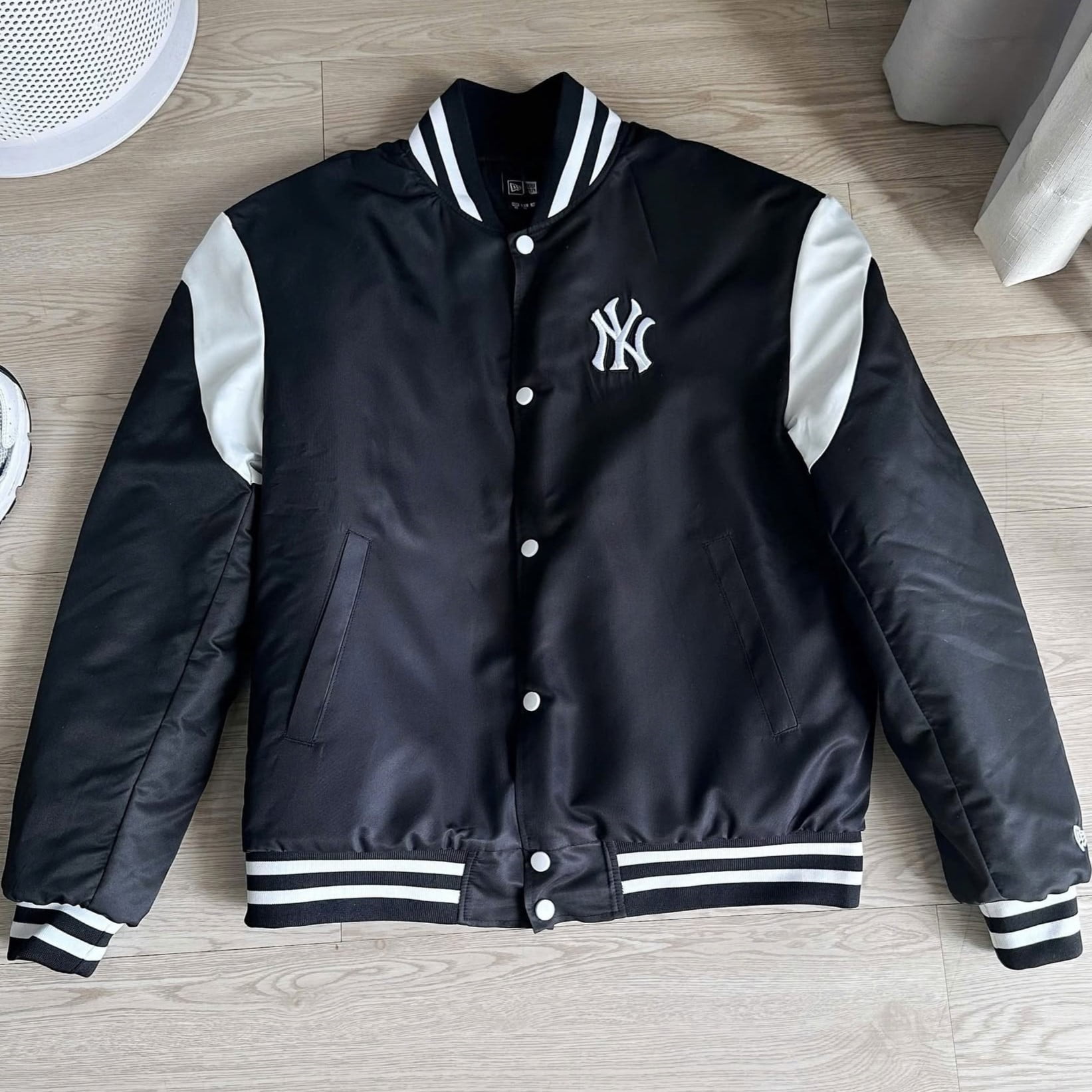 Áo Khoác Bomber New Era Yankees Varsity Jacket Black 5