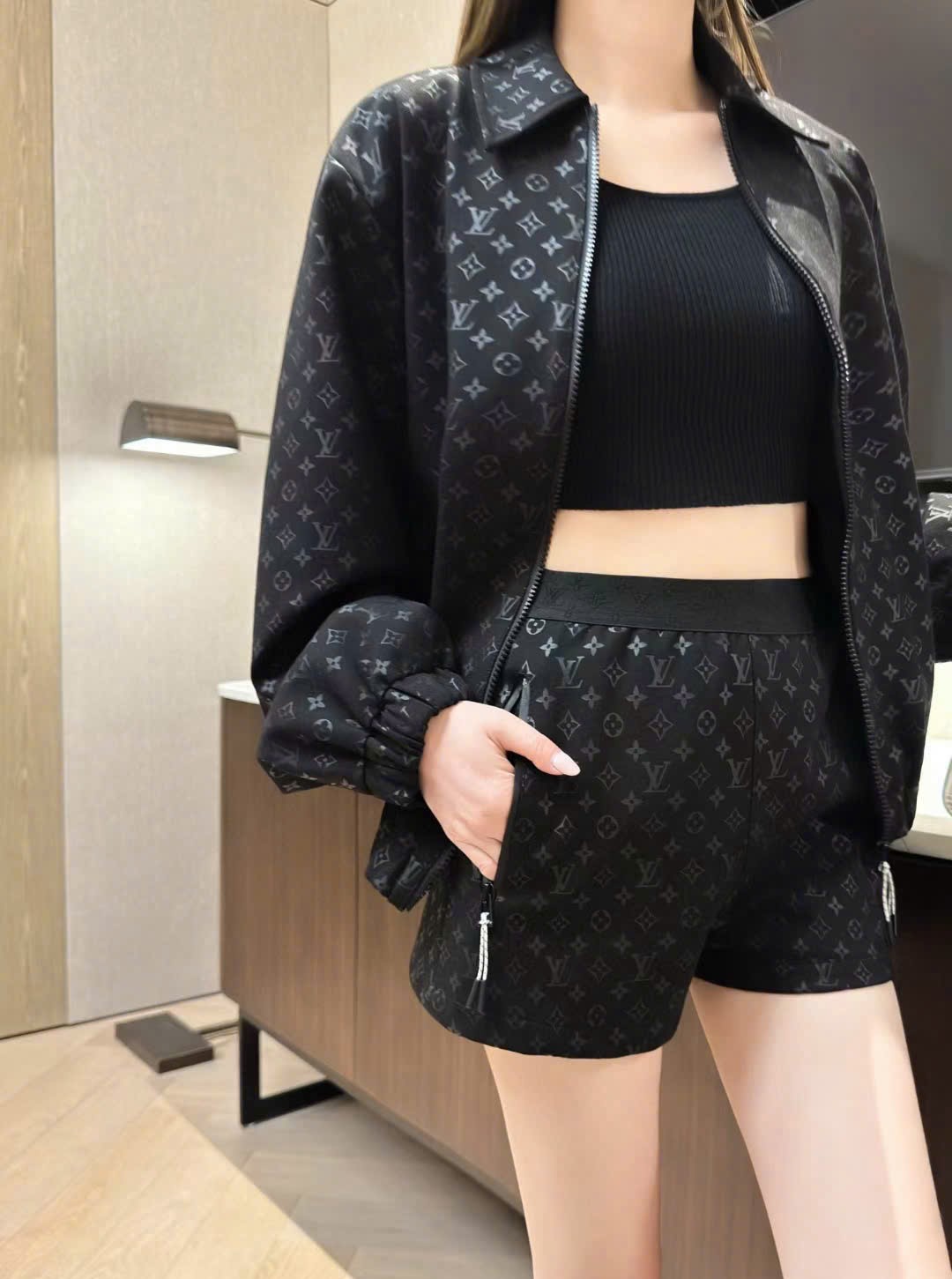Quần ngắn nữ LV Louis Vuitton Monogram Jogging Shorts Black 9