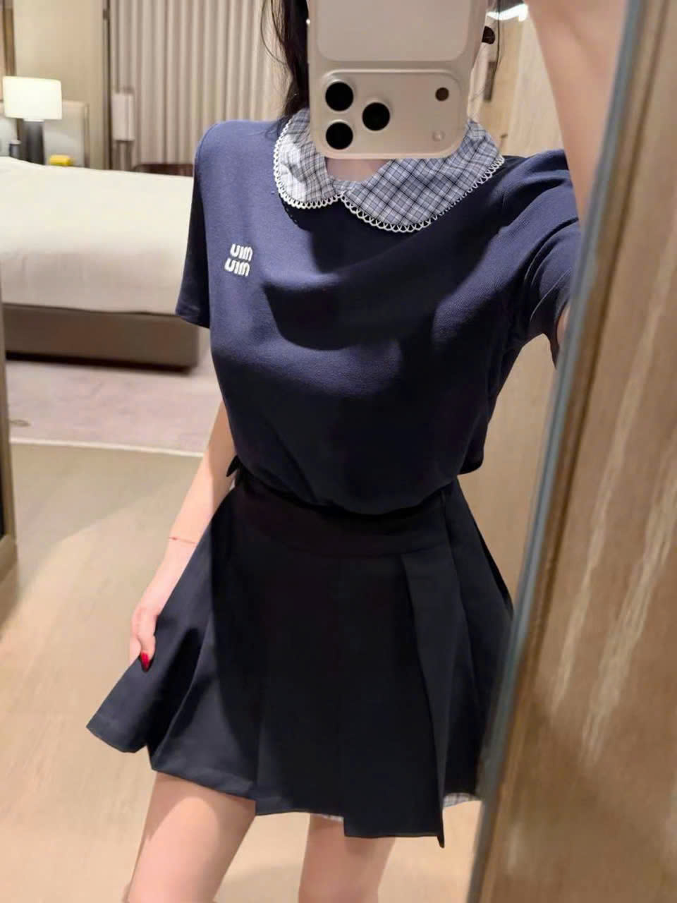 Set áo thun cổ bẻ váy ngắn xếp ly phối màu Miu Miu 6