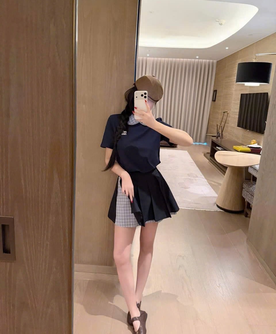 Set áo thun cổ bẻ váy ngắn xếp ly phối màu Miu Miu 12