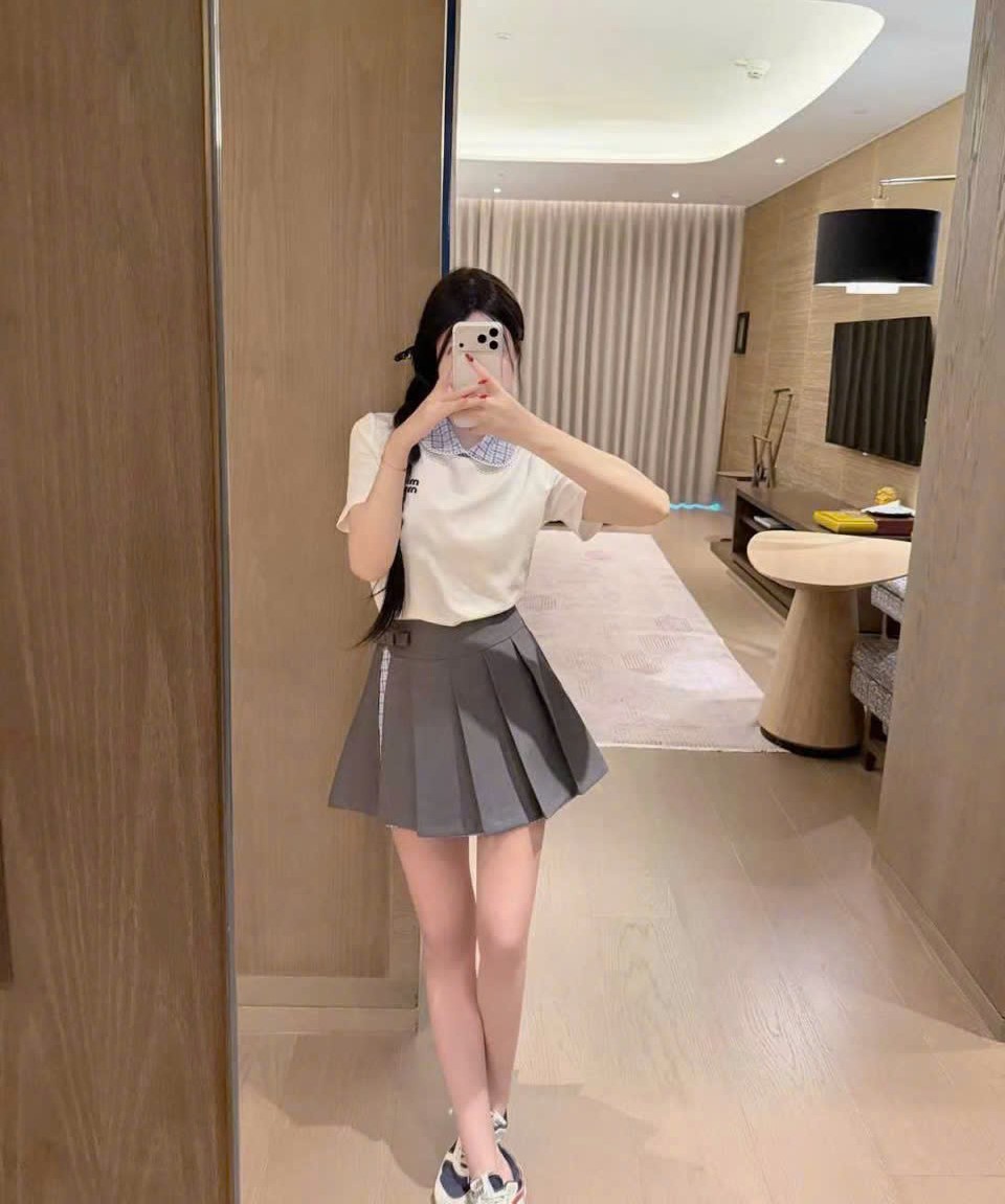 Set áo thun cổ bẻ váy ngắn xếp ly phối màu Miu Miu 3