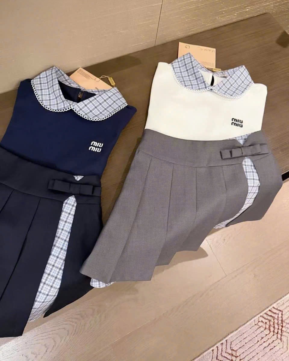 Set áo thun cổ bẻ váy ngắn xếp ly phối màu Miu Miu 5