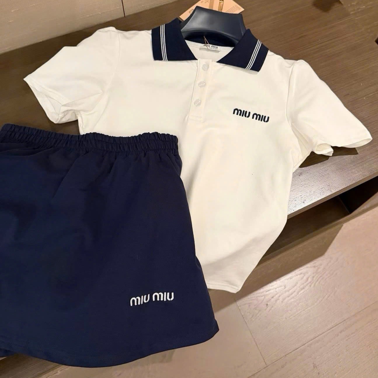 Set áo váy thun trắng xanh Miu Miu 1