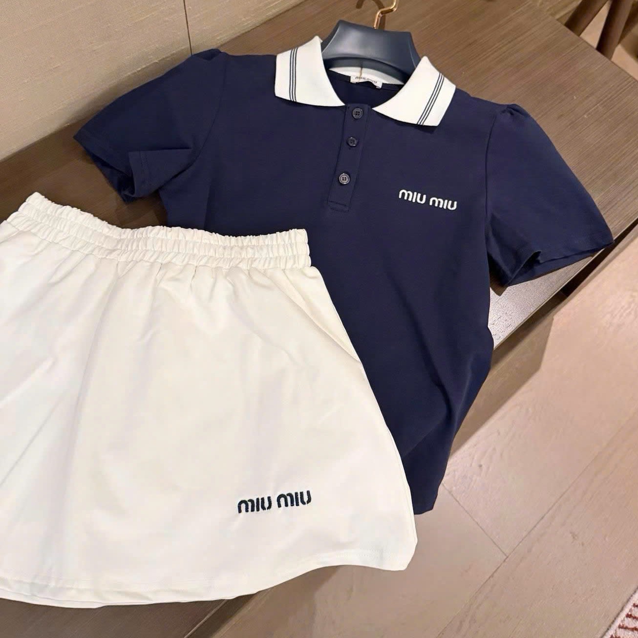 Set áo váy thun trắng xanh Miu Miu 2