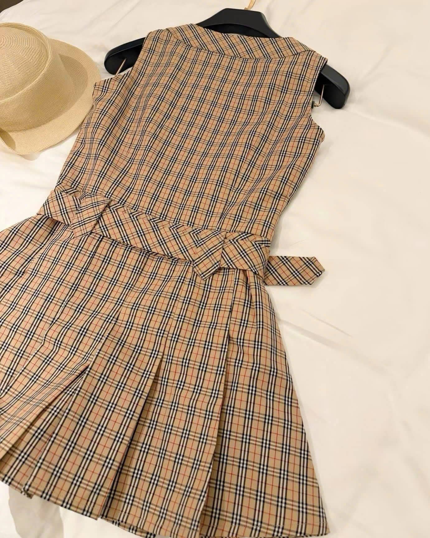 Áo đầm nữ Burberry sát nách dáng váy xòe 4