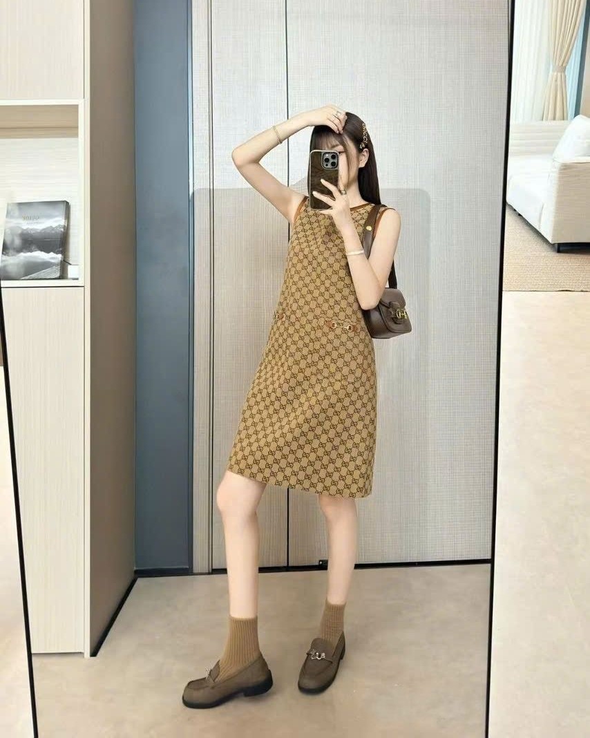 Đầm dài Gucci sát nách nâu 2
