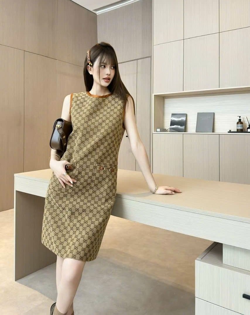 Đầm dài Gucci sát nách nâu 5