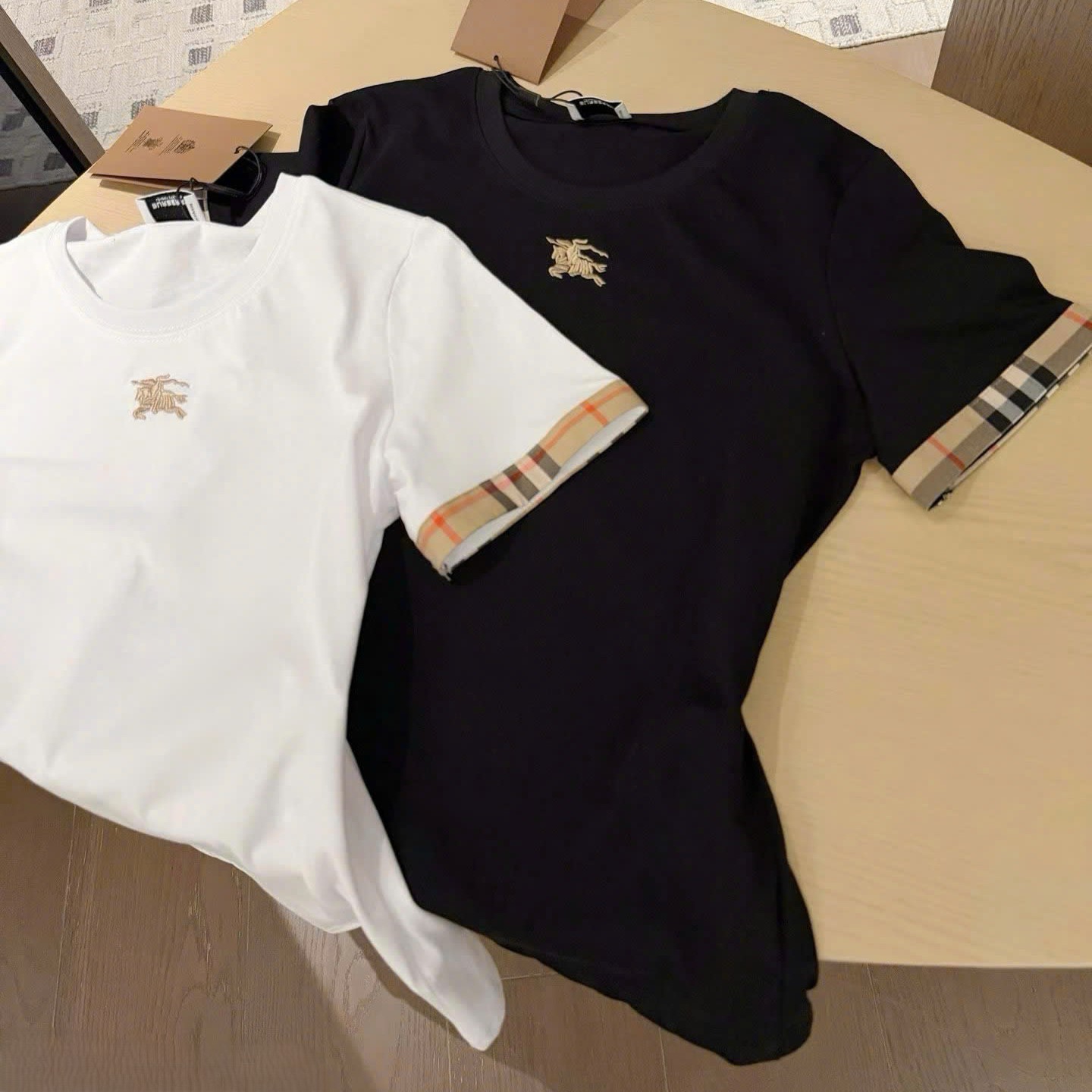 Set áo thun trắng đen quần short nữ Burberry 1