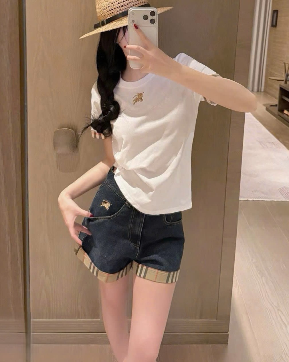 Set áo thun trắng đen quần short nữ Burberry 4