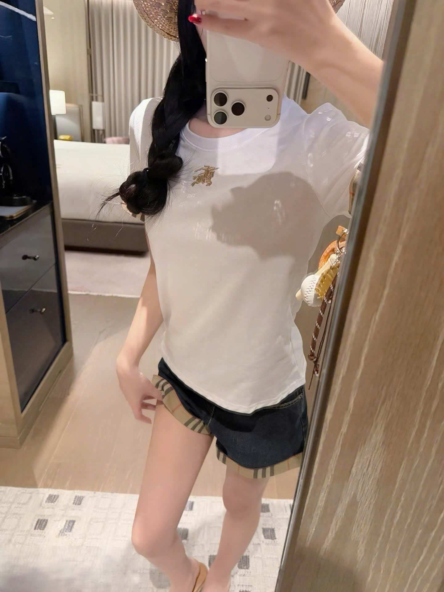 Set áo thun trắng đen quần short nữ Burberry 7