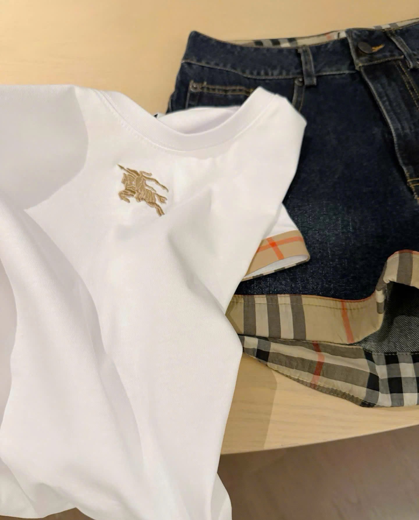 Set áo thun trắng đen quần short nữ Burberry 8