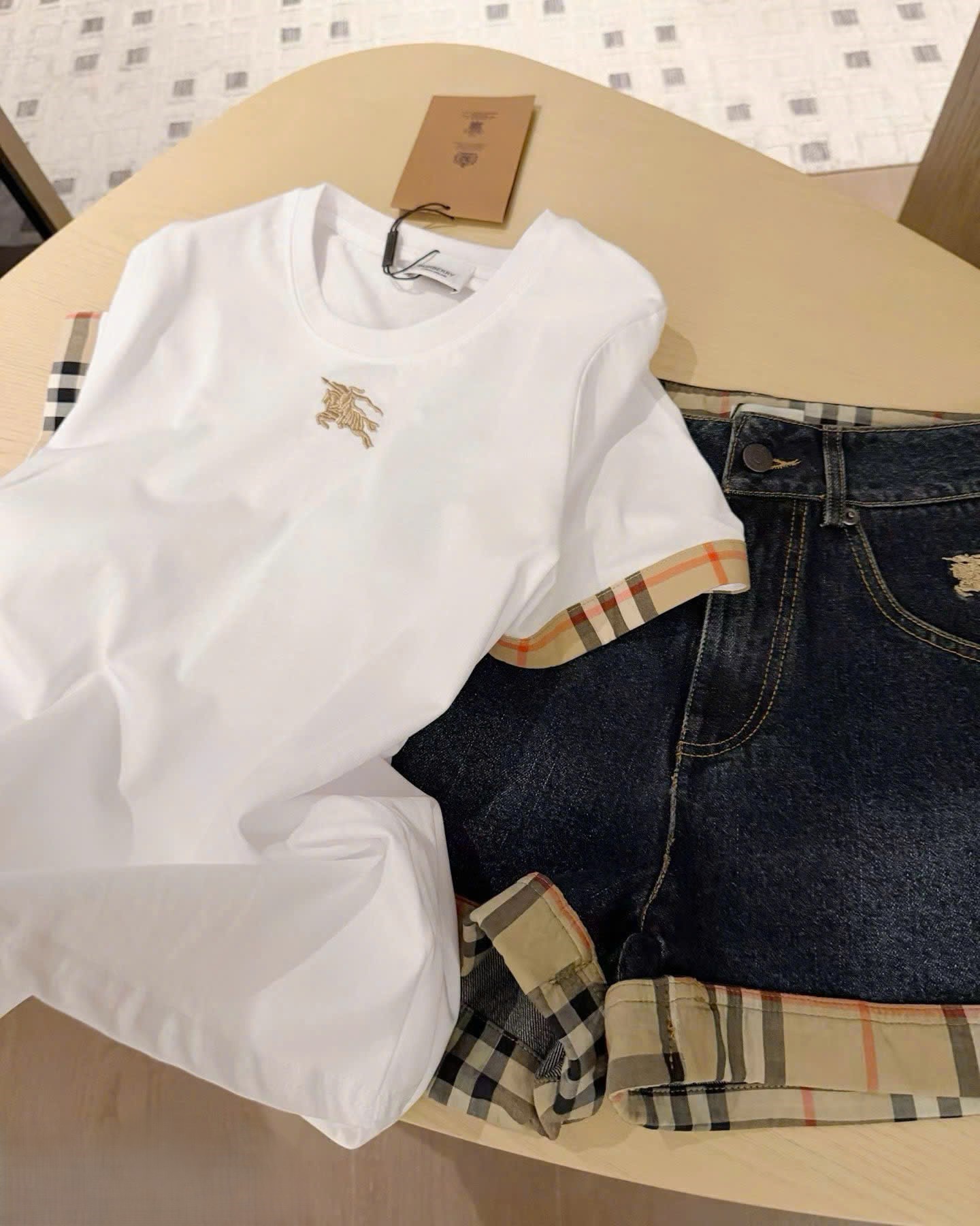 Set áo thun trắng đen quần short nữ Burberry 5