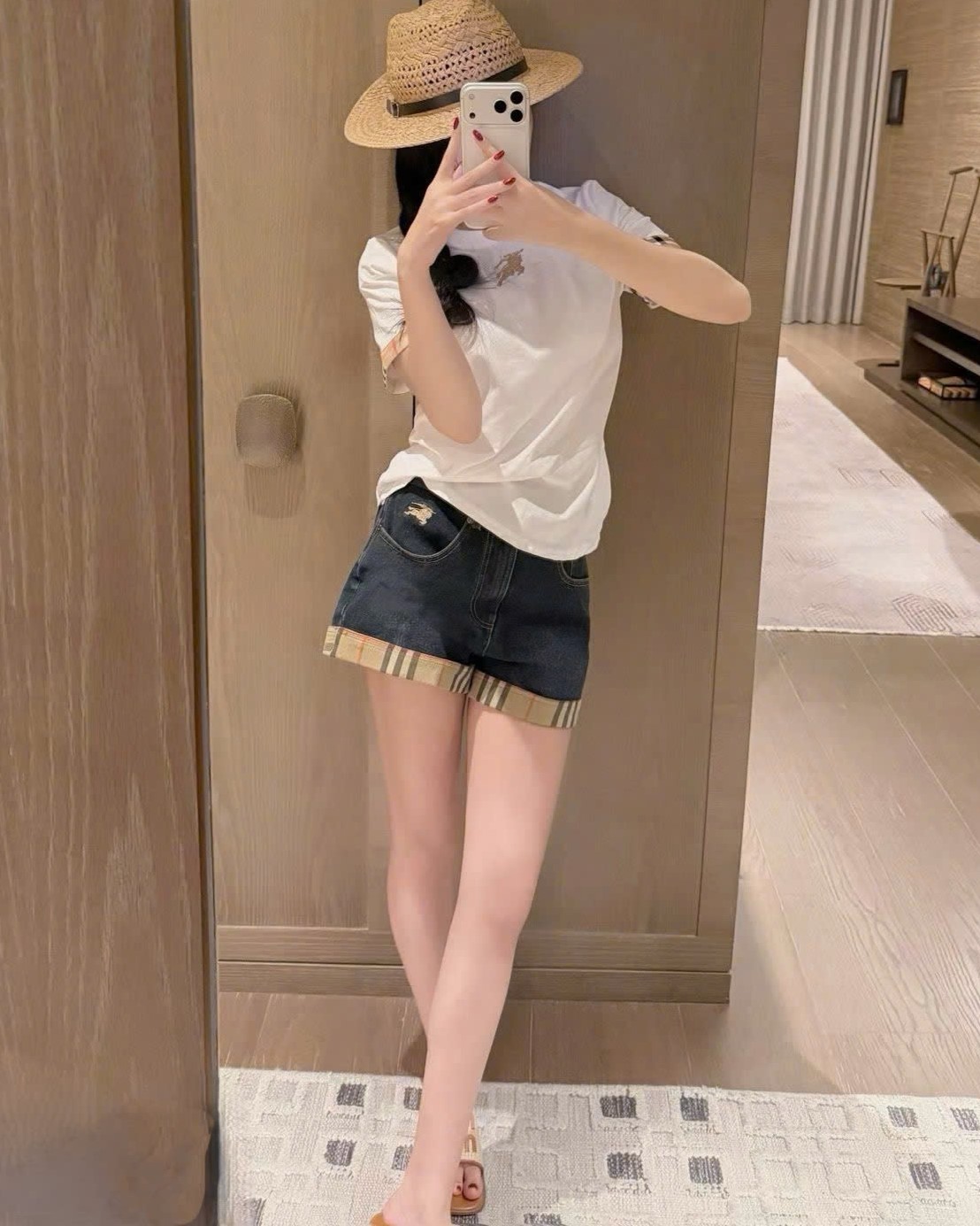 Set áo thun trắng đen quần short nữ Burberry 10