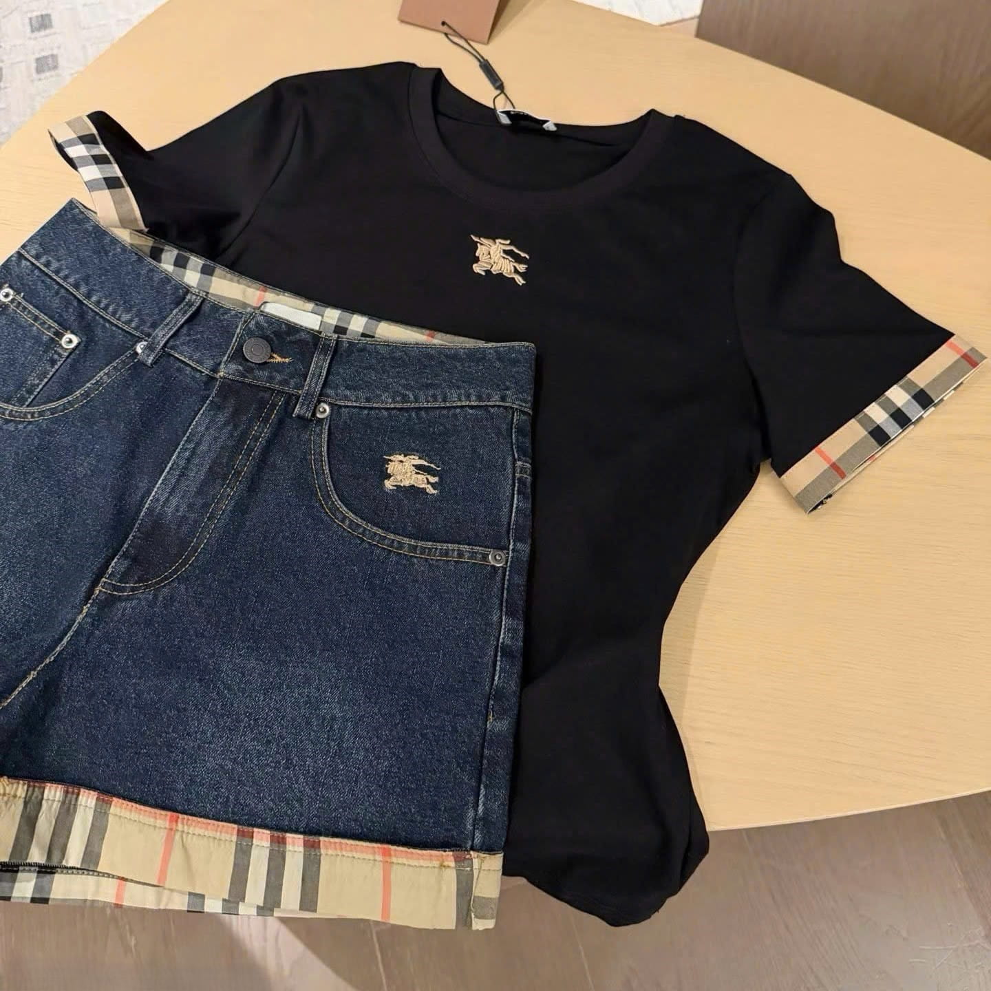 Set áo thun trắng đen quần short nữ Burberry 11