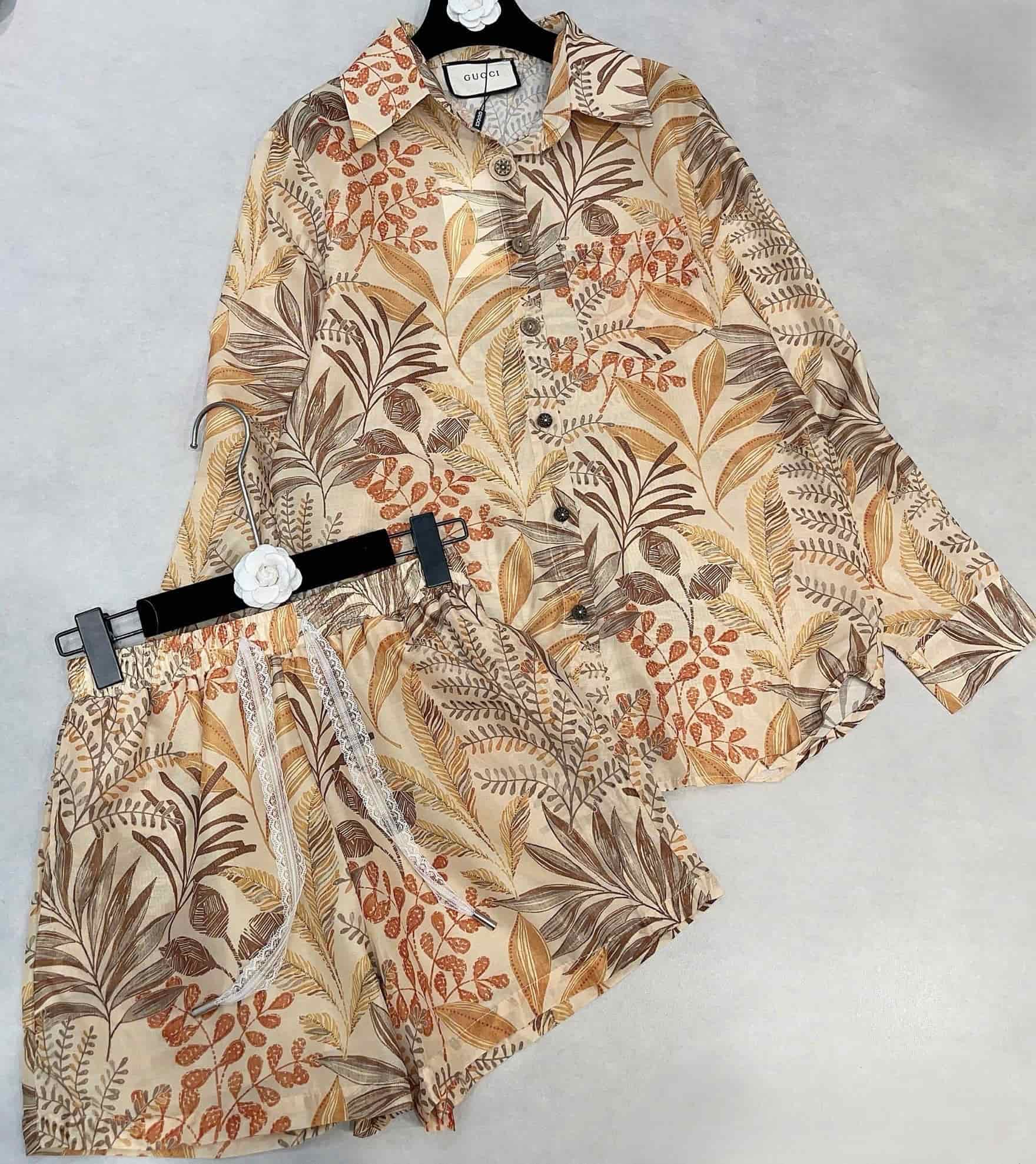 Set bộ tơ lụa vàng họa tiết hoa lá Gucci 1