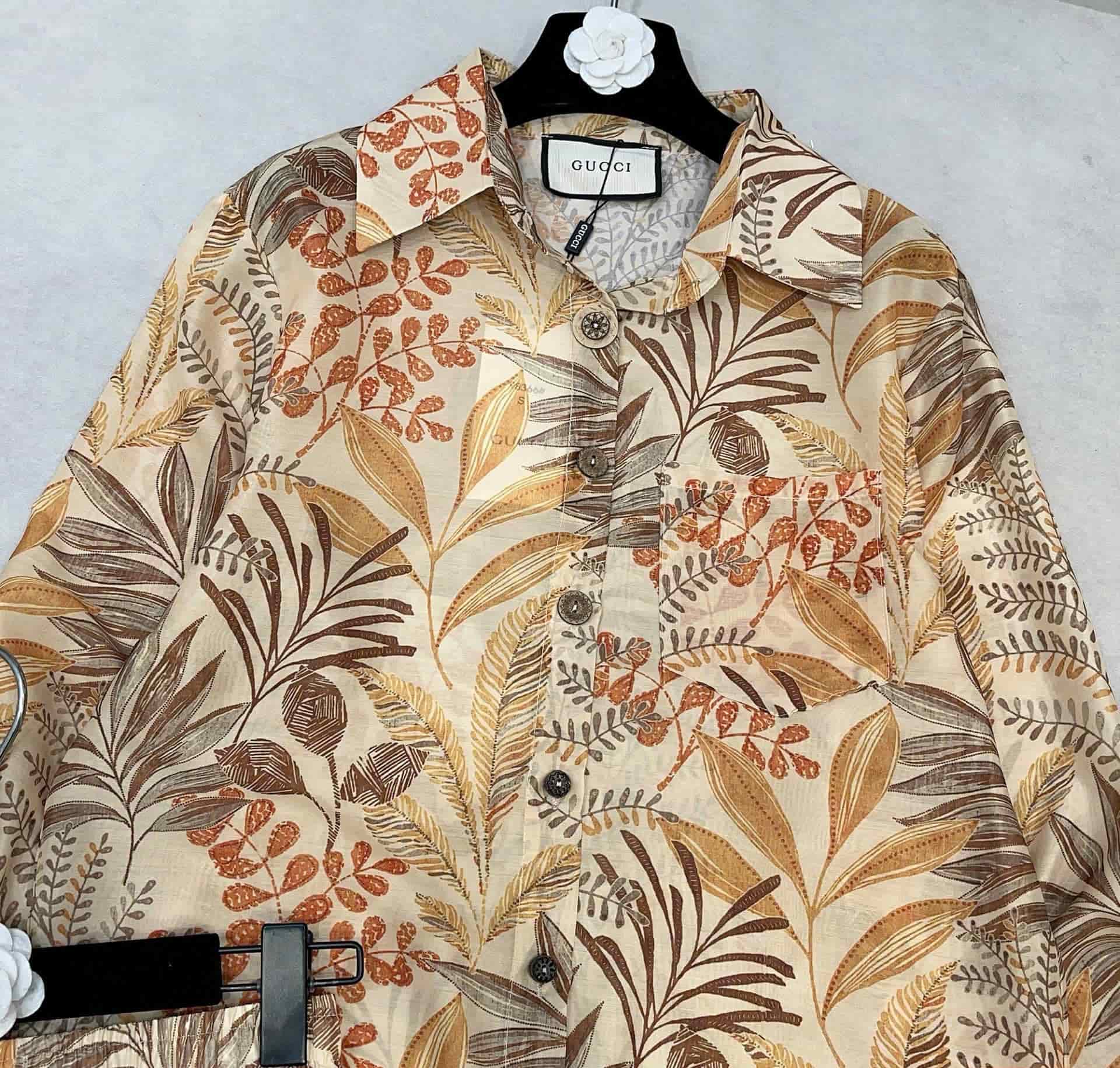 Set bộ tơ lụa vàng họa tiết hoa lá Gucci 3