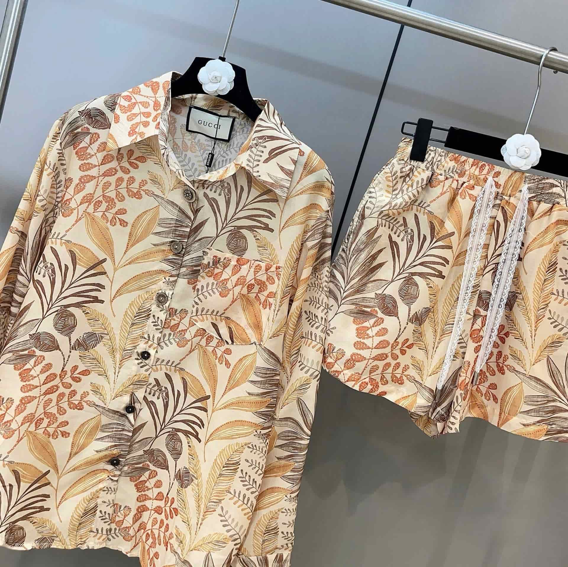 Set bộ tơ lụa vàng họa tiết hoa lá Gucci 5