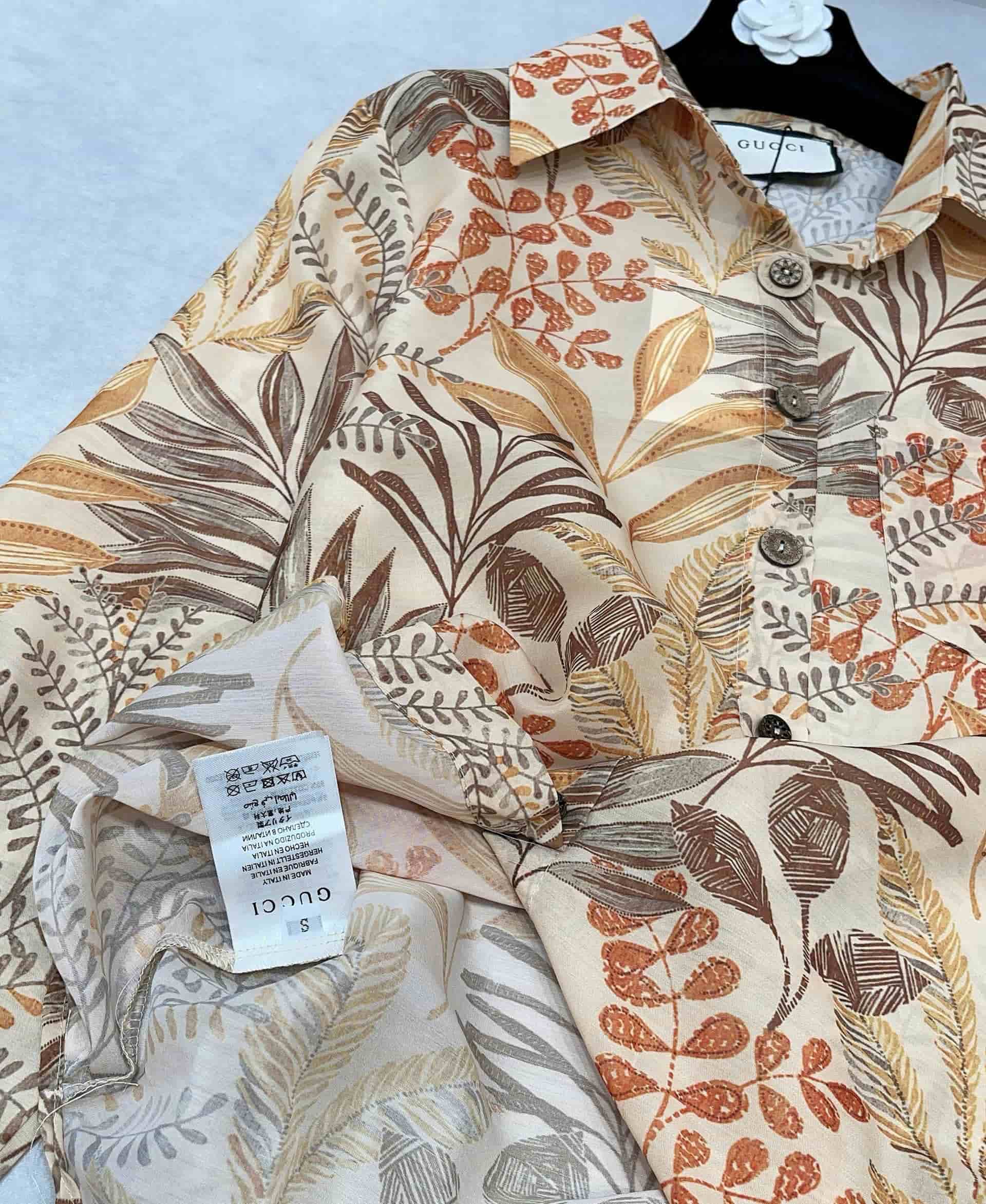 Set bộ tơ lụa vàng họa tiết hoa lá Gucci 6