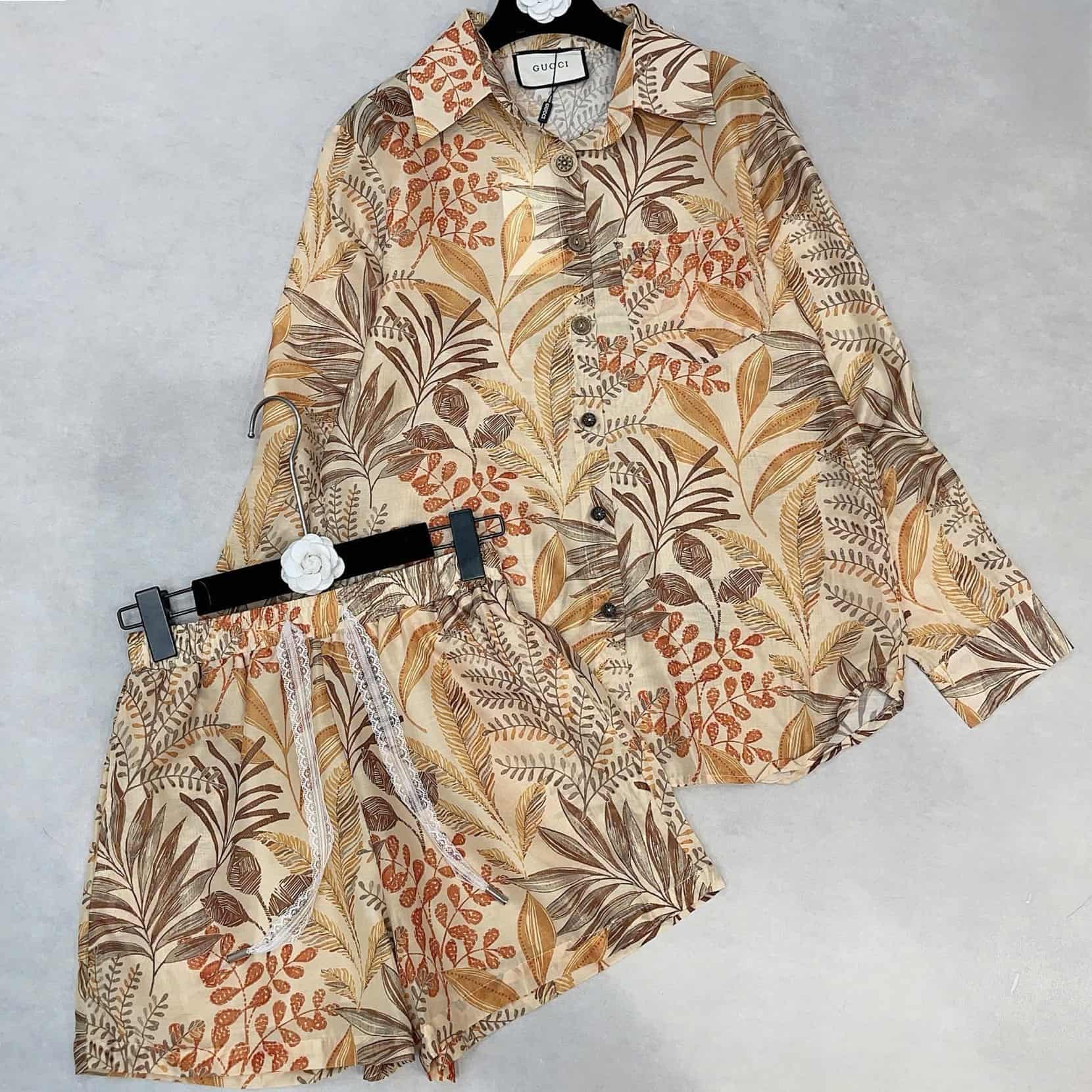 Set bộ tơ lụa vàng họa tiết hoa lá Gucci 7