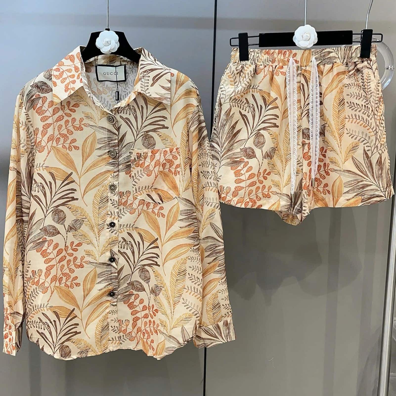 Set bộ tơ lụa vàng họa tiết hoa lá Gucci 9