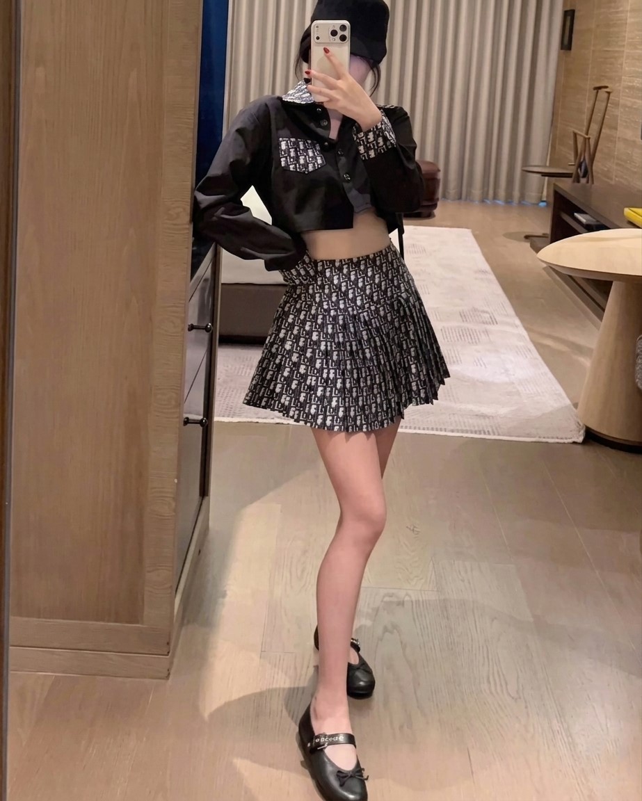 Set áo tay dài đen váy họa tiết hãng Dior 1