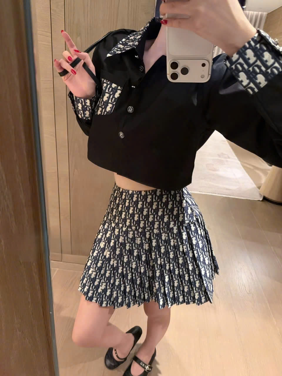 Set áo tay dài đen váy họa tiết hãng Dior 2