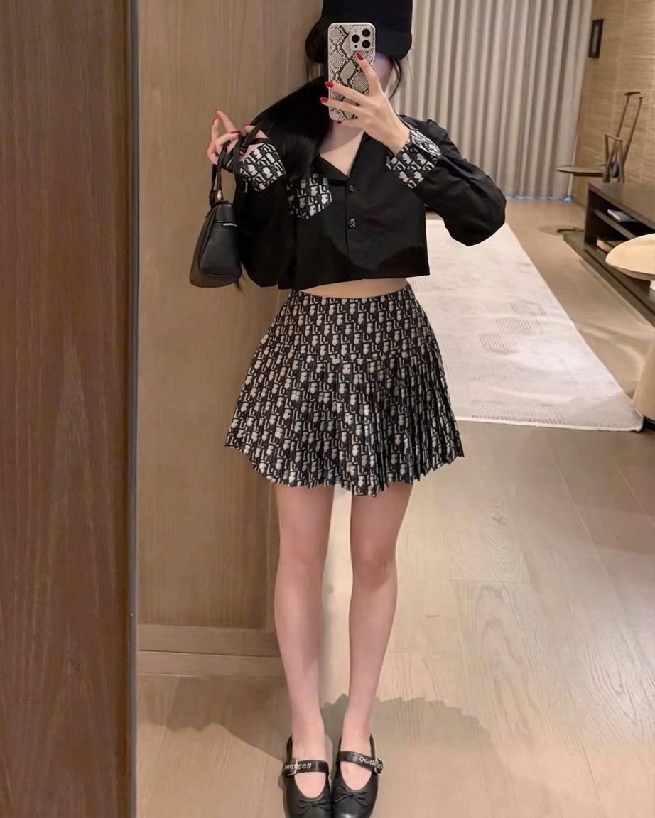 Set áo tay dài đen váy họa tiết hãng Dior 4