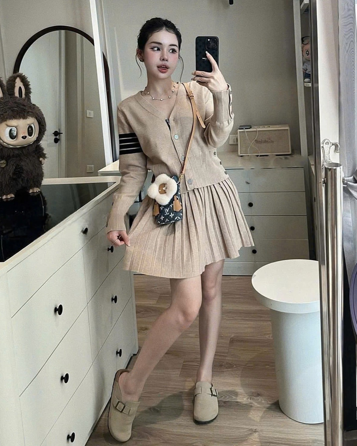 Set áo váy xếp ly màu kem Thom Browne 1