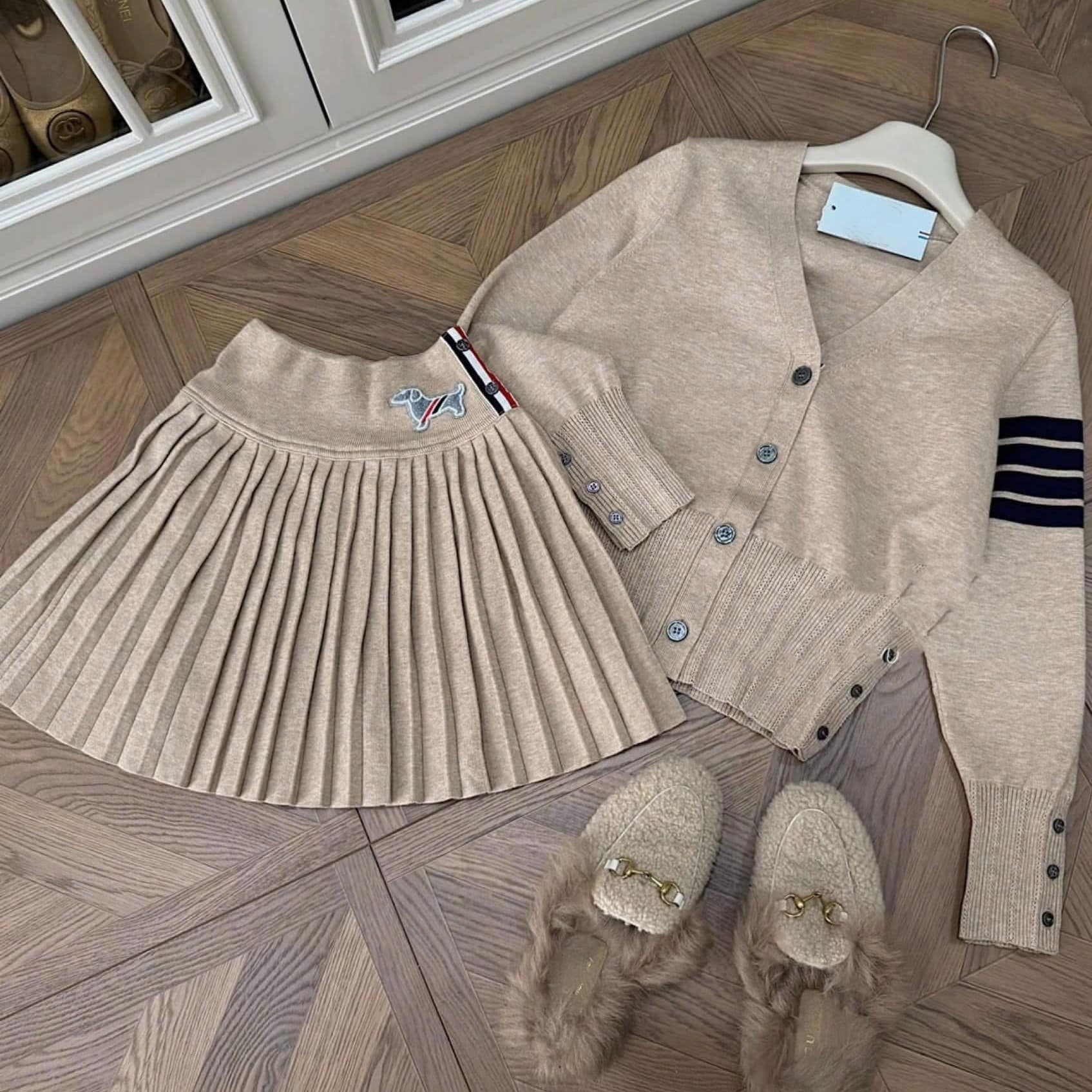 Set áo váy xếp ly màu kem Thom Browne 4
