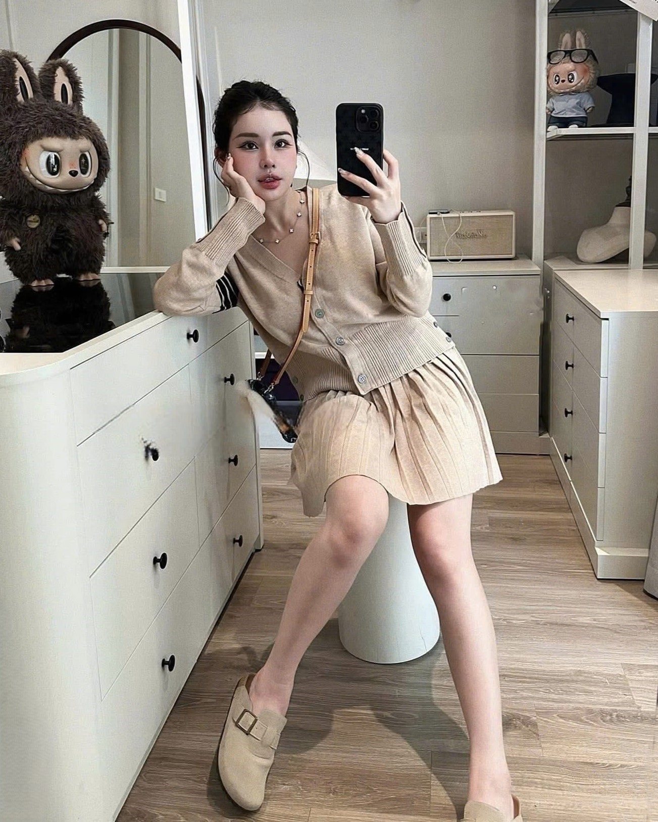 Set áo váy xếp ly màu kem Thom Browne 5