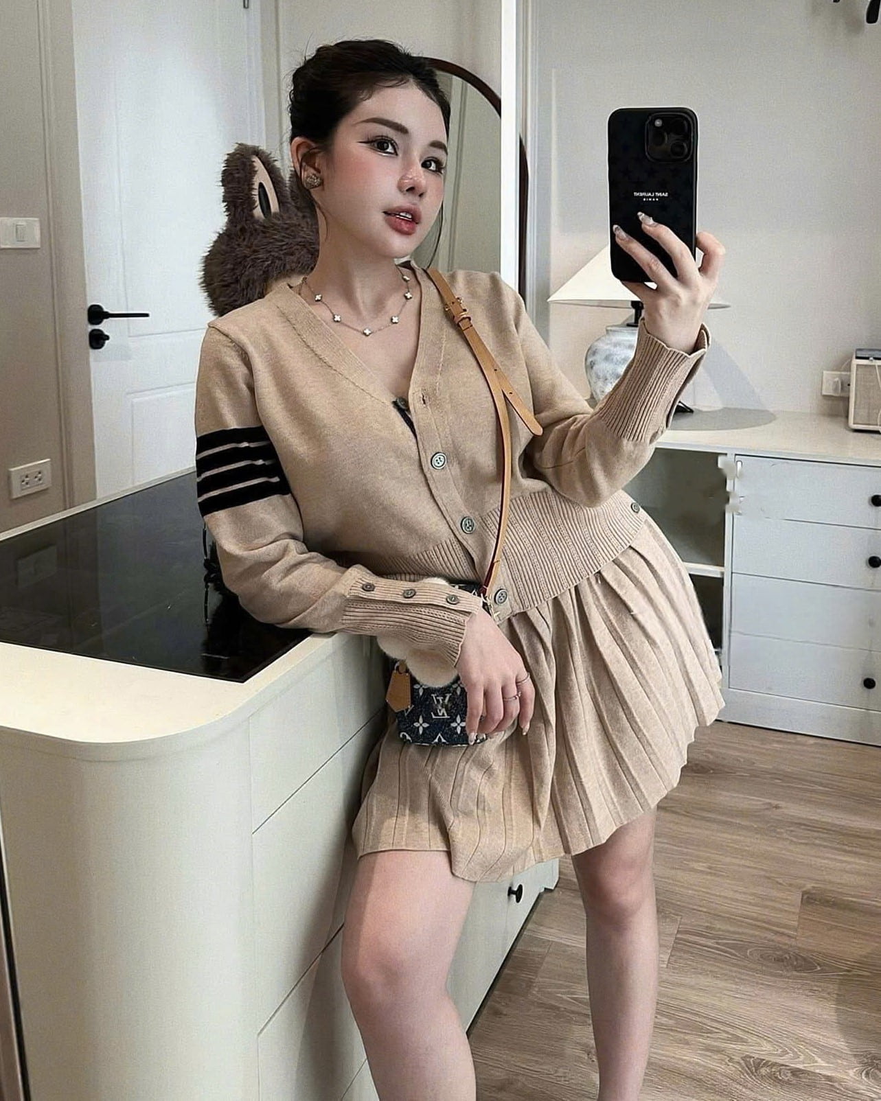 Set áo váy xếp ly màu kem Thom Browne 6