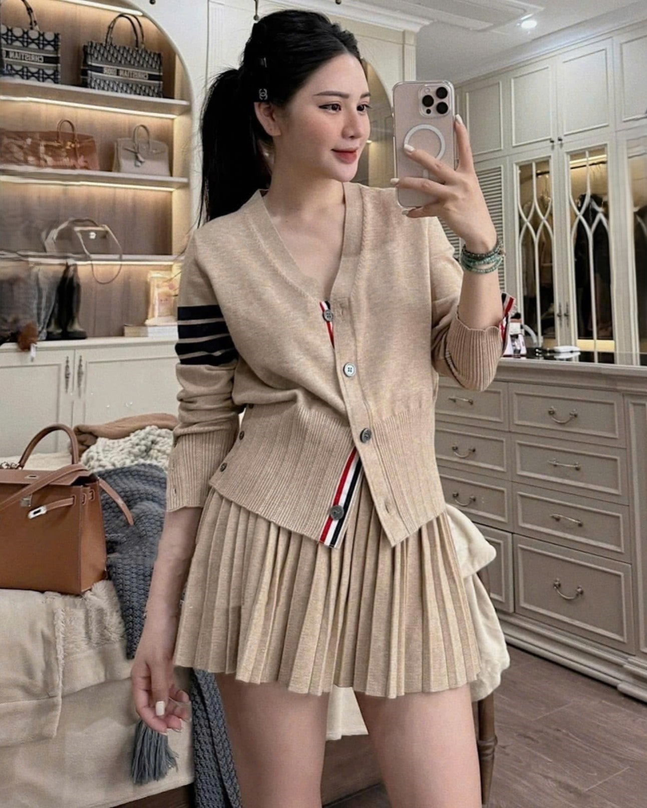 Set áo váy xếp ly màu kem Thom Browne 7