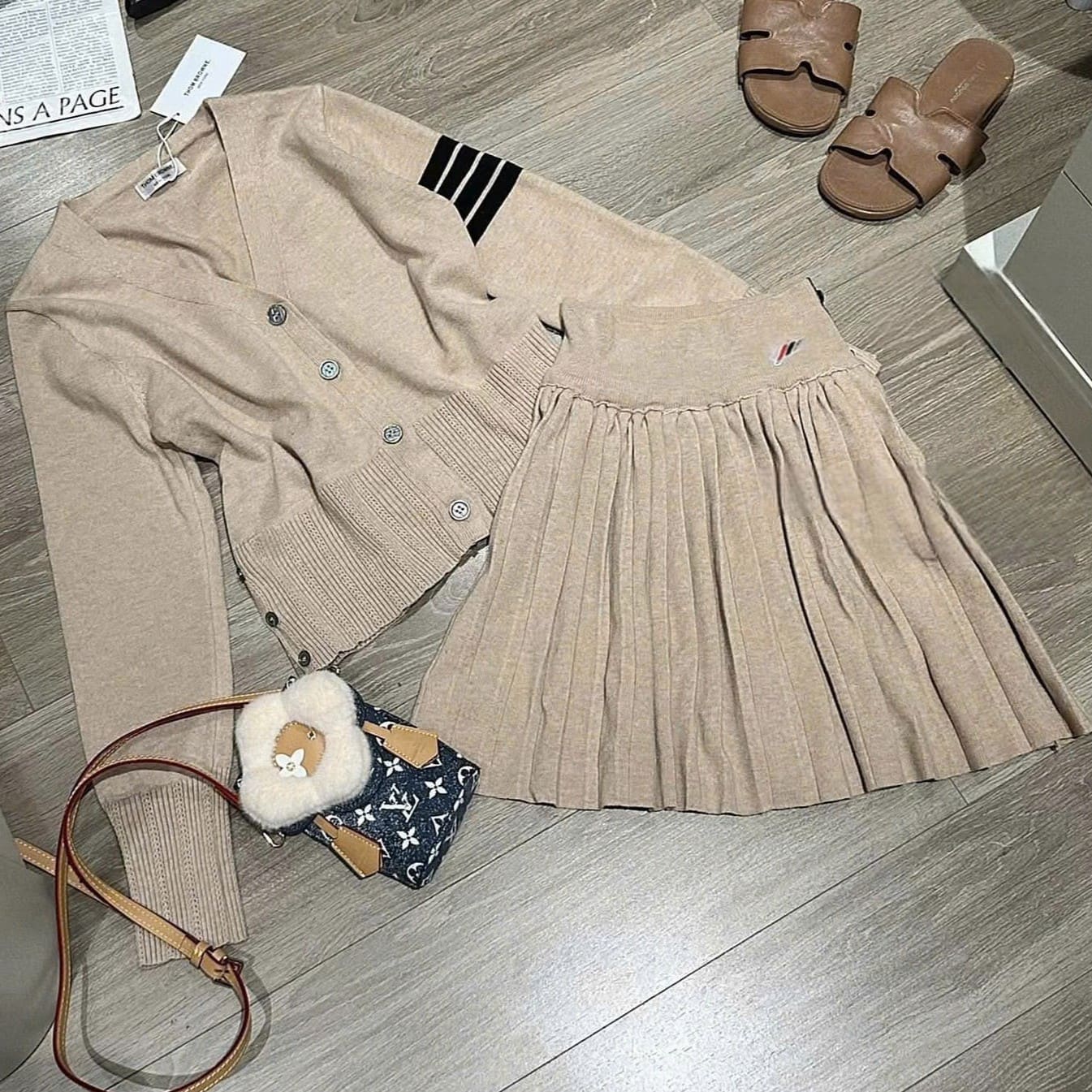 Set áo váy xếp ly màu kem Thom Browne 11