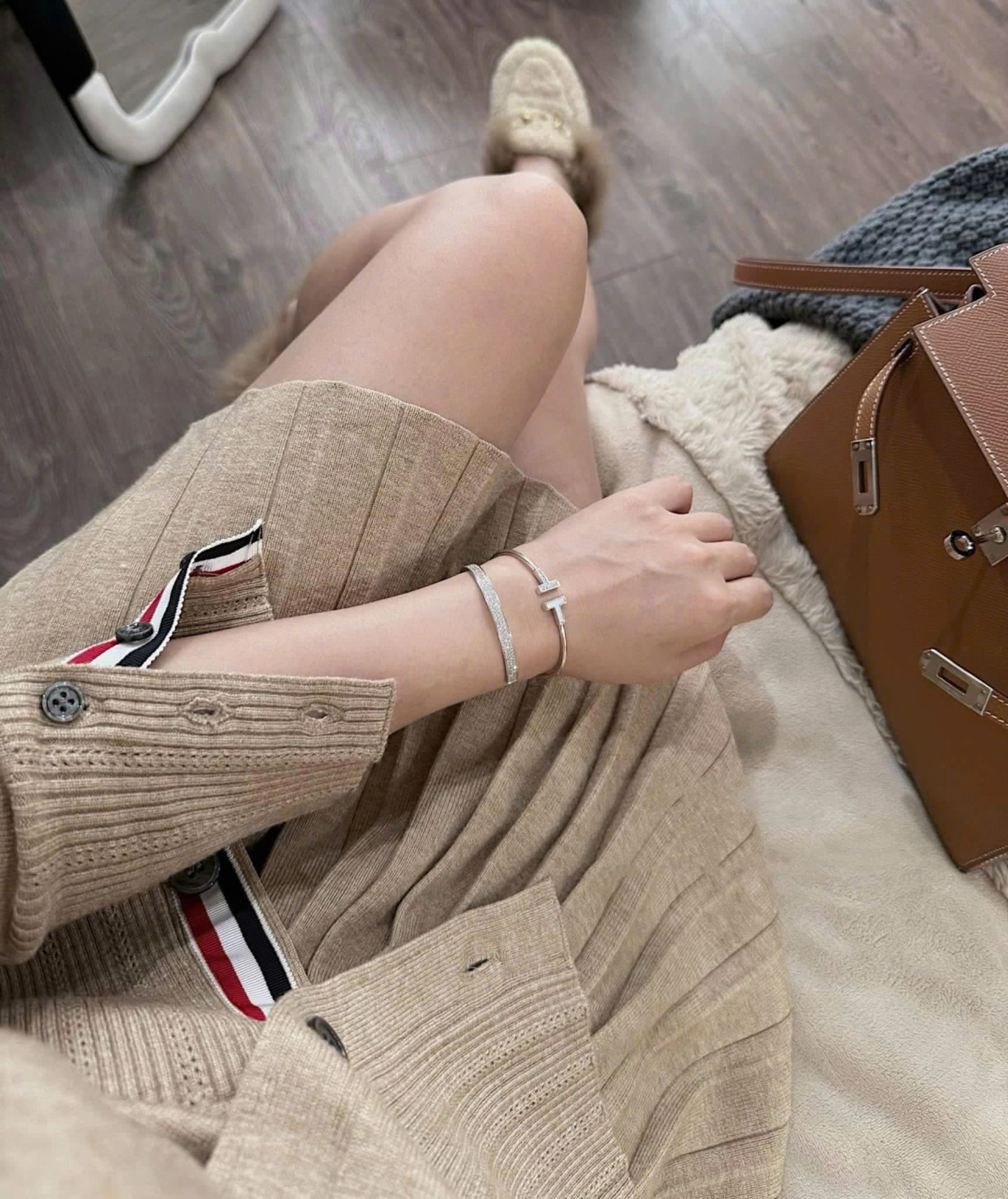 Set áo váy xếp ly màu kem Thom Browne 13