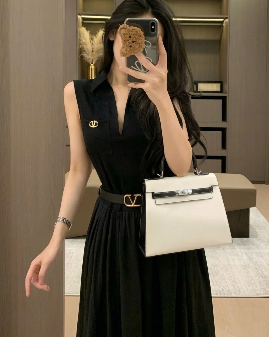 Đầm dài đen sát nách kèm thắt lưng Valentino 1