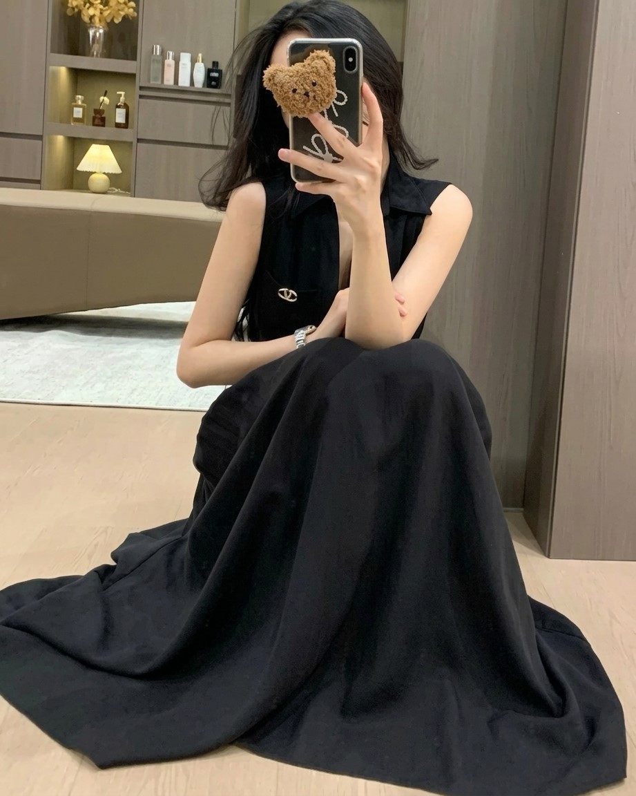 Đầm dài đen sát nách kèm thắt lưng Valentino 2