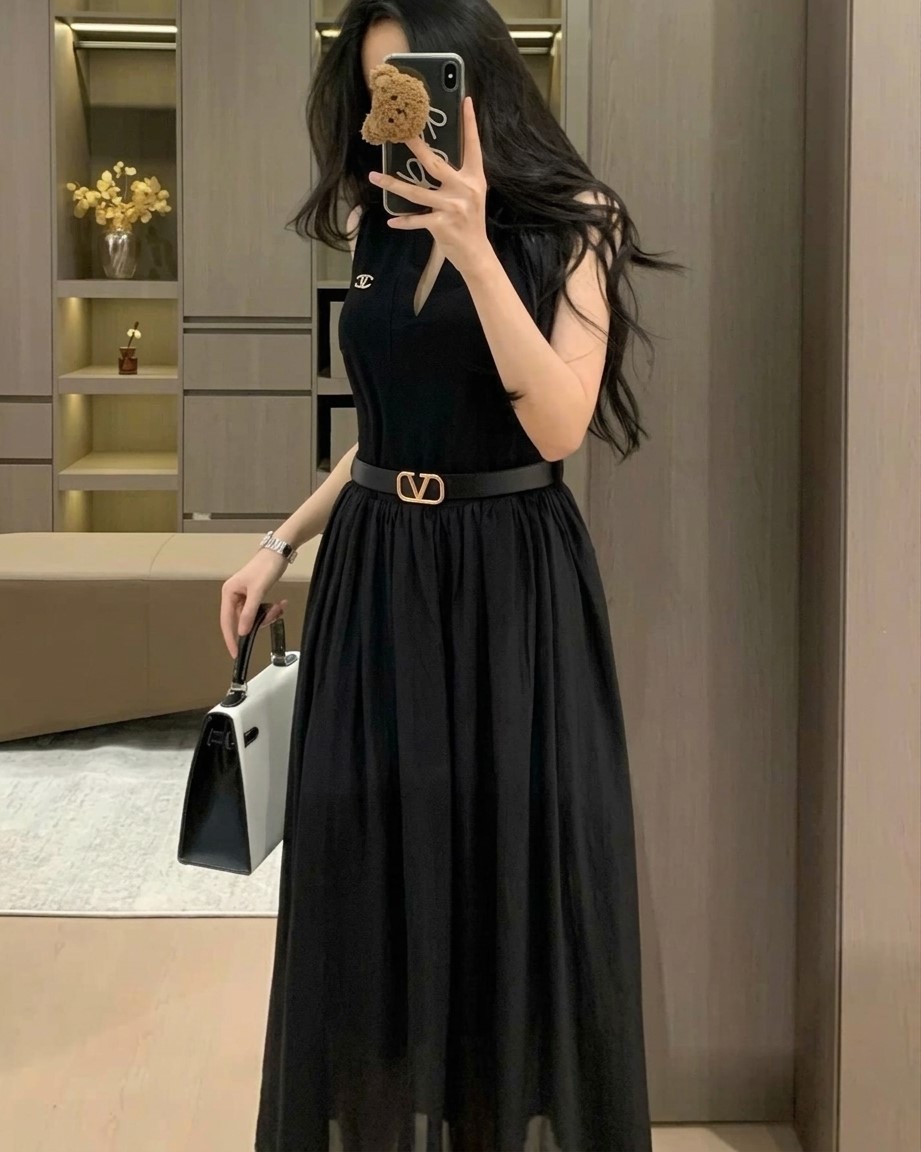 Đầm dài đen sát nách kèm thắt lưng Valentino 5