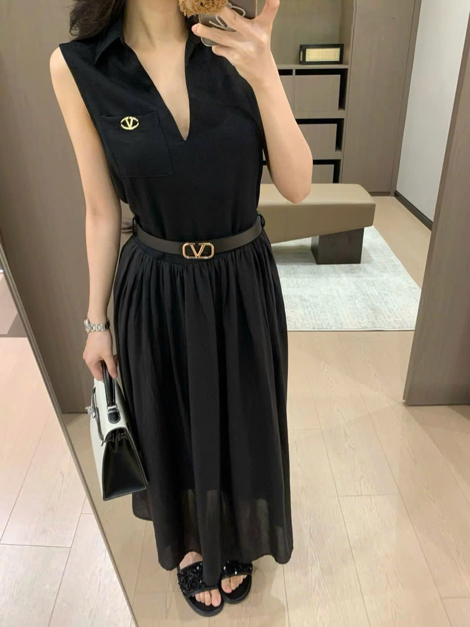 Đầm dài đen sát nách kèm thắt lưng Valentino 6