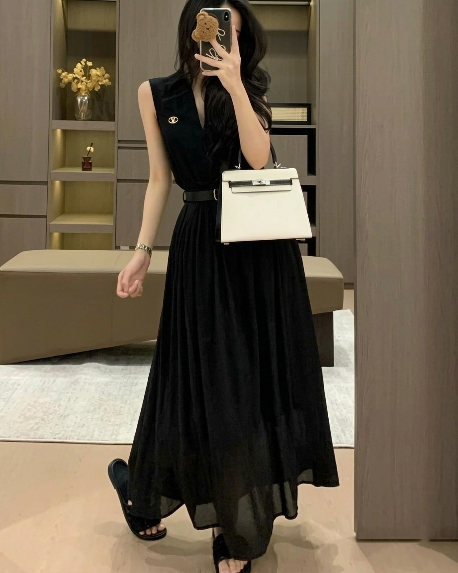 Đầm dài đen sát nách kèm thắt lưng Valentino 4