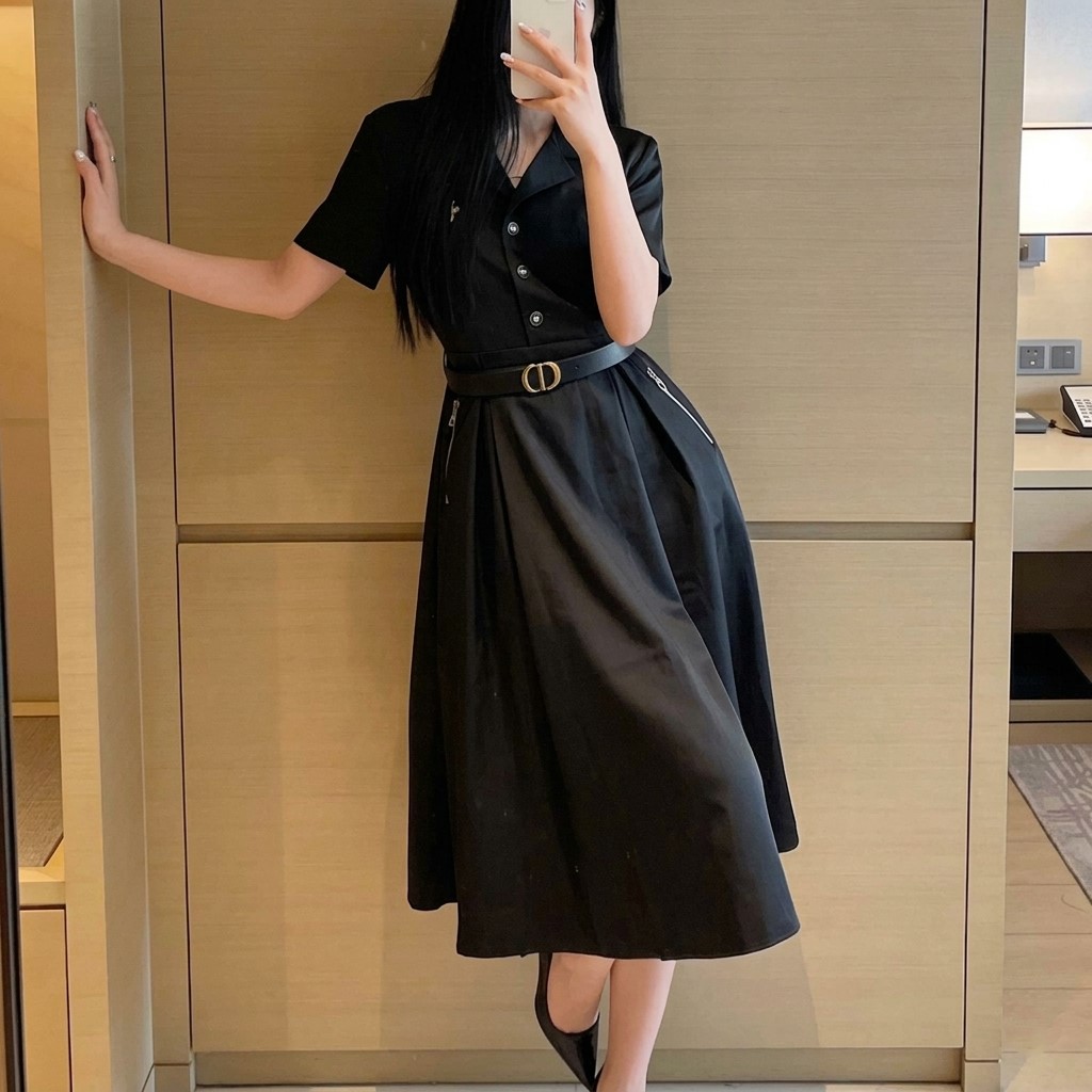 Áo đầm đen Dior kèm thắt lưng và dây kéo bên hông 1