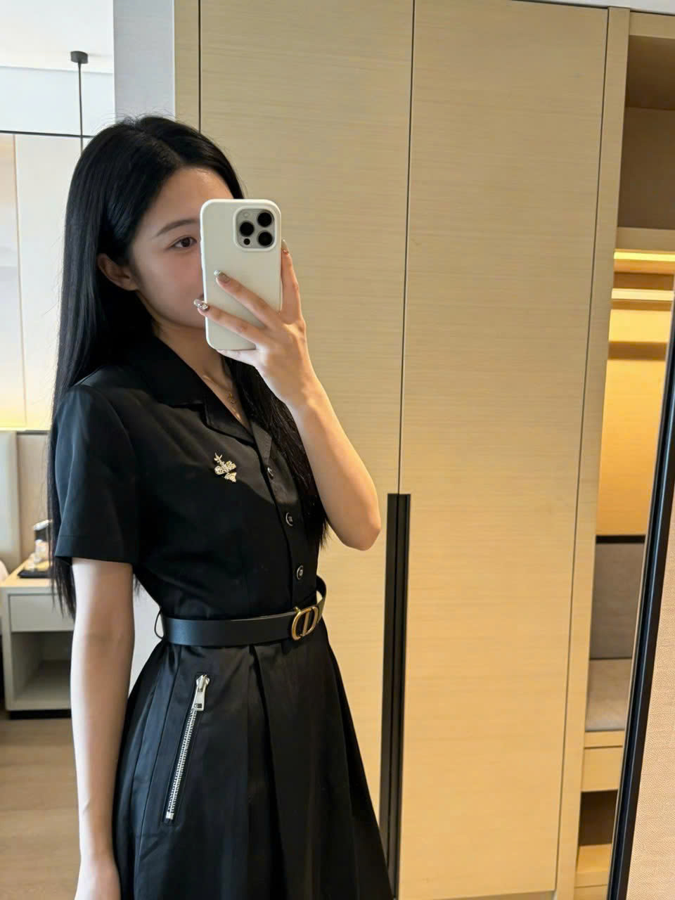 Áo đầm đen Dior kèm thắt lưng và dây kéo bên hông 2