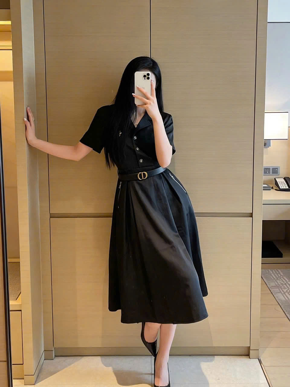 Áo đầm đen Dior kèm thắt lưng và dây kéo bên hông 3