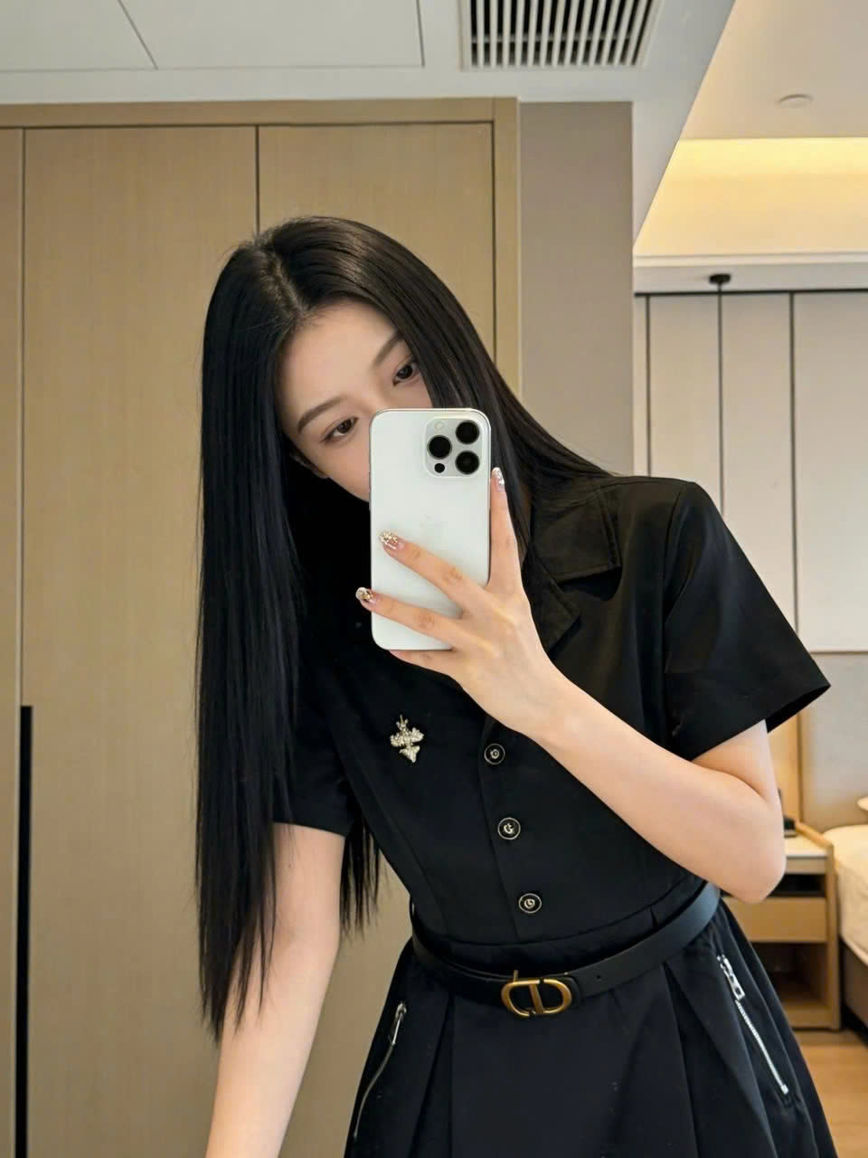 Áo đầm đen Dior kèm thắt lưng và dây kéo bên hông 4