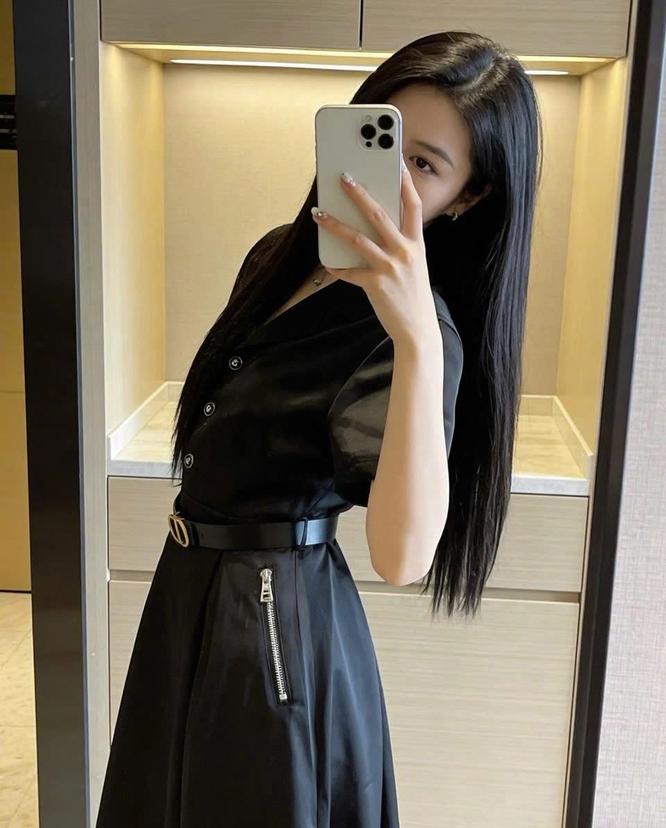 Áo đầm đen Dior kèm thắt lưng và dây kéo bên hông 5