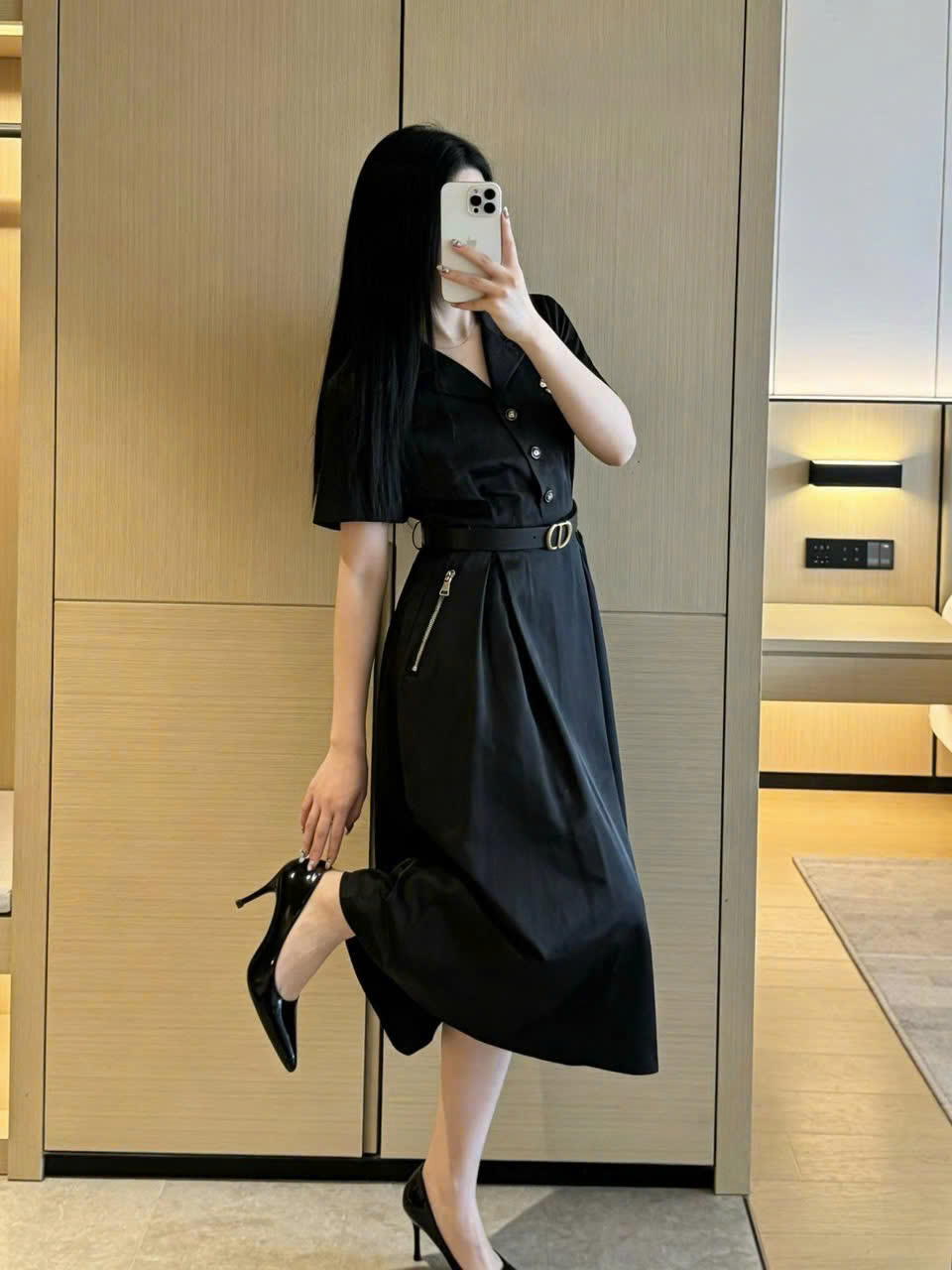 Áo đầm đen Dior kèm thắt lưng và dây kéo bên hông 6