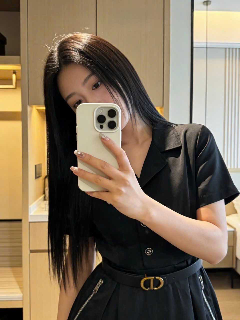 Áo đầm đen Dior kèm thắt lưng và dây kéo bên hông 7