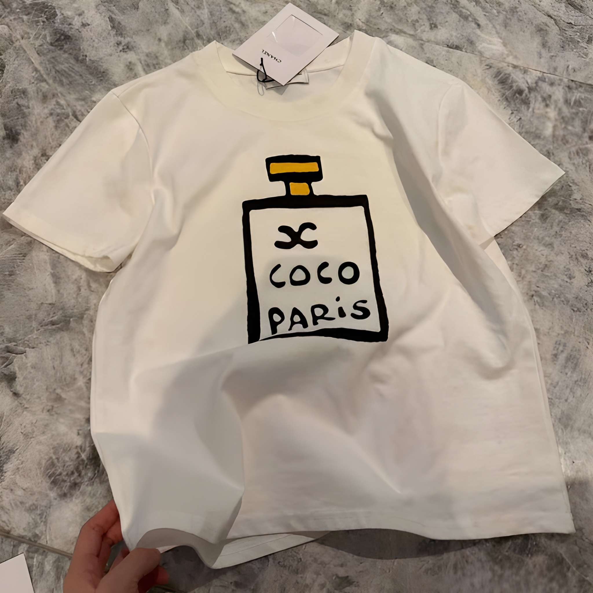Áo thun trắng họa tiết hãng Chanel Coco 3