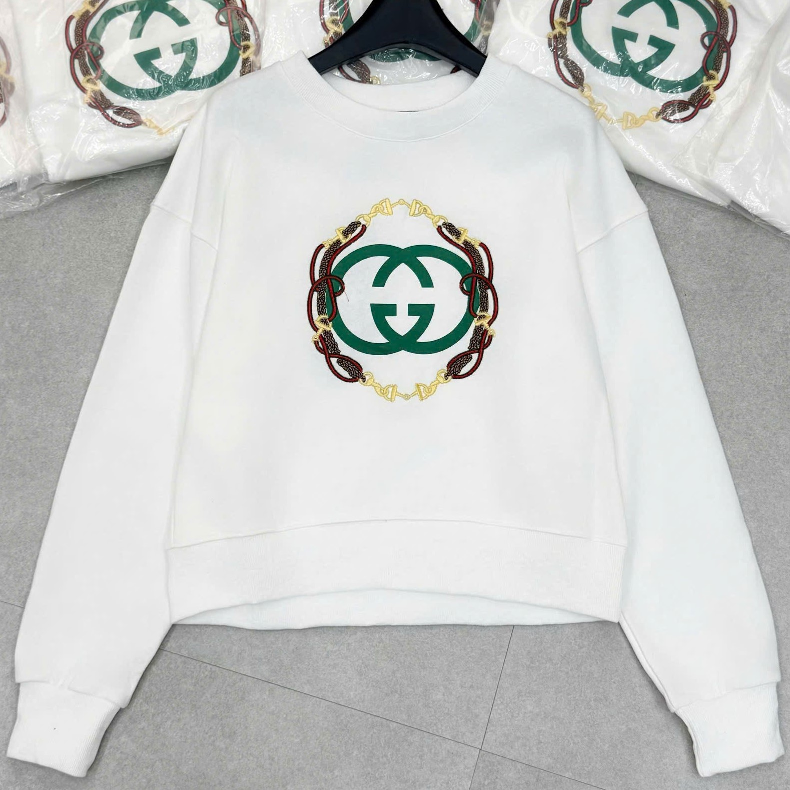 Áo nữ màu đỏ và trắng nữ Gucci 3